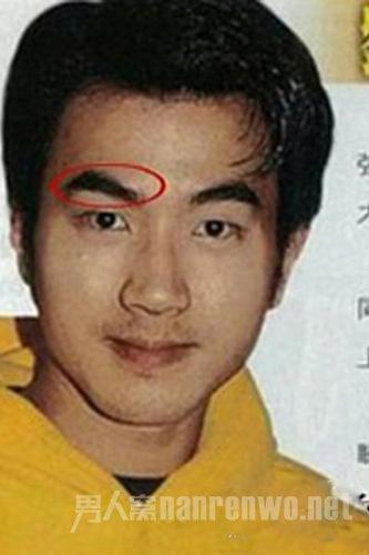 刘恺威早期青涩照片,这浓浓的眉毛,看起来还真够假的,虽然男生浓眉毛