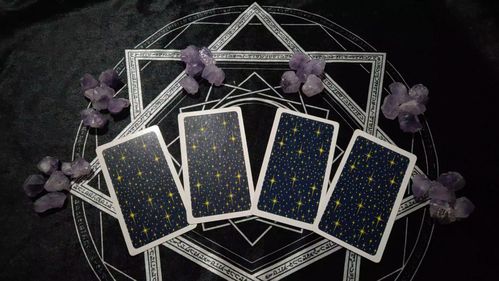 这里是占卜士彩为那么今天呢要用这四张牌来的各位先做朋友们占卜一下