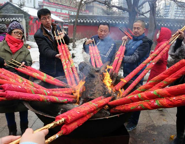 当日,正值农历鸡年正月初一,沈阳市各寺庙大批市民在新年烧头柱香祈福