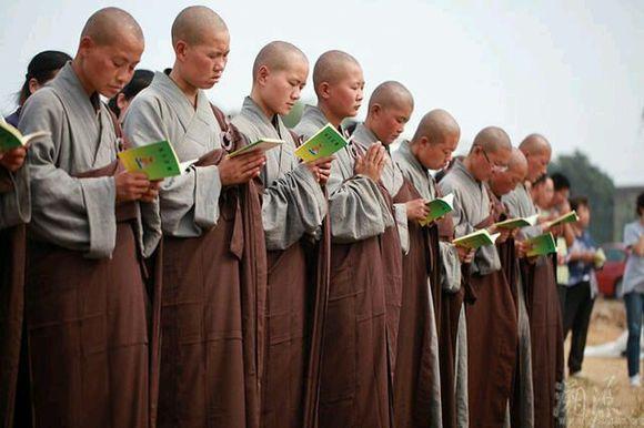 皈依以后,就表示自己从此信奉佛教,成为三宝佛法僧的弟子,不再信仰
