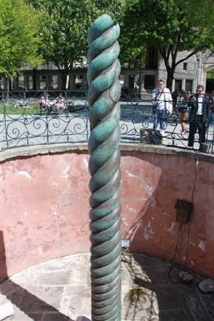 这是中间断了的青铜柱子,象蛇一样缠绕的样子.