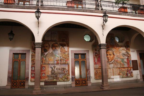 克雷塔罗,除了市政厅里的壁画,修剪过的月桂树,还有一座装饰特别的