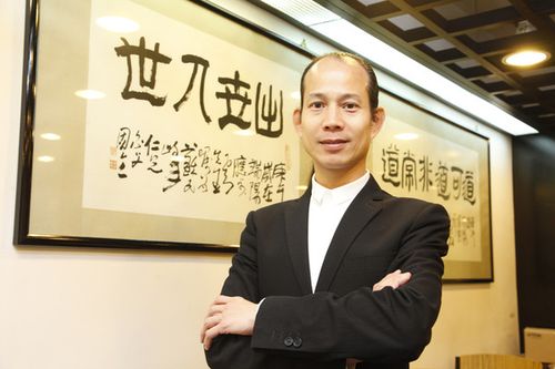 苏民峰苏民峰,生于1960年,香港易学大师,人称现代赖布衣.